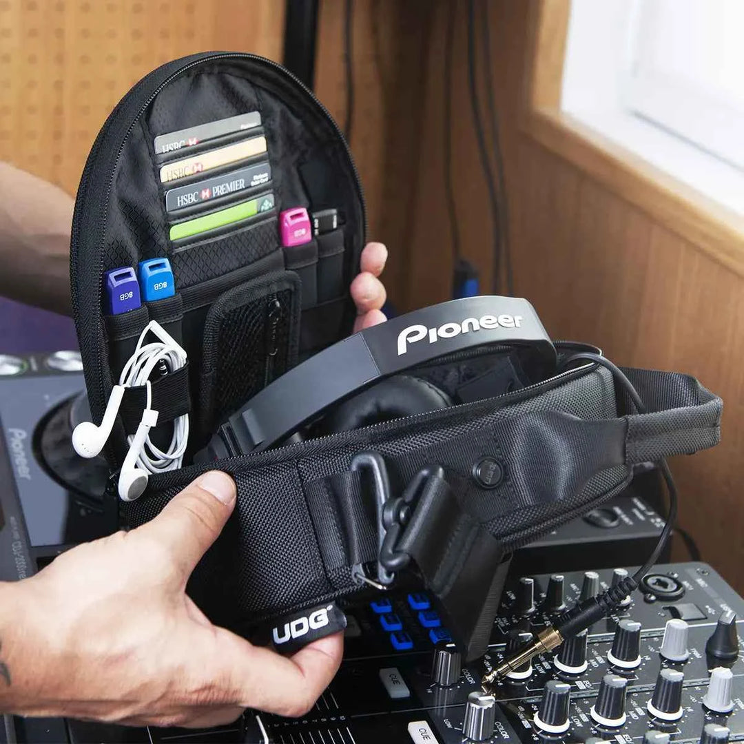 UDG Ultimate DIGI Headphone Bag ヘッドホン収納イメージ