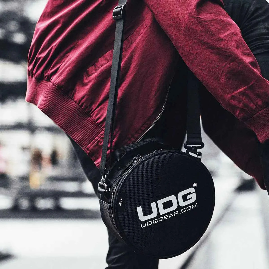 UDG Ultimate DIGI Headphone Bag ショルダーストラップ使用イメージ